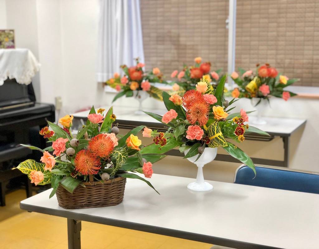 フラワー教室梅田・なかもずで橙と野菜コラボで飾るラストページ